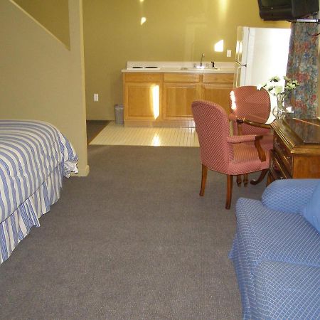 First Western Inn Caseyville Room photo