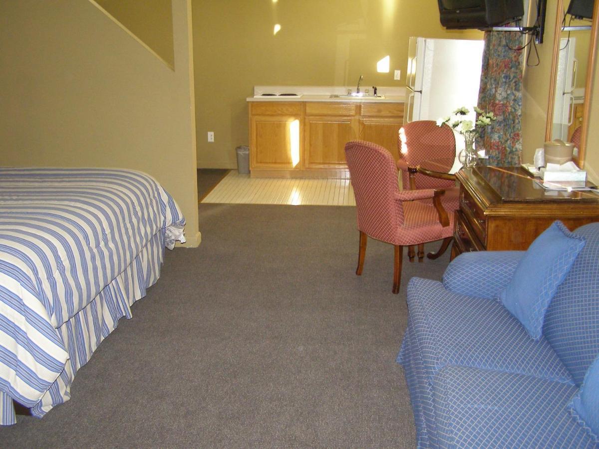First Western Inn Caseyville Room photo