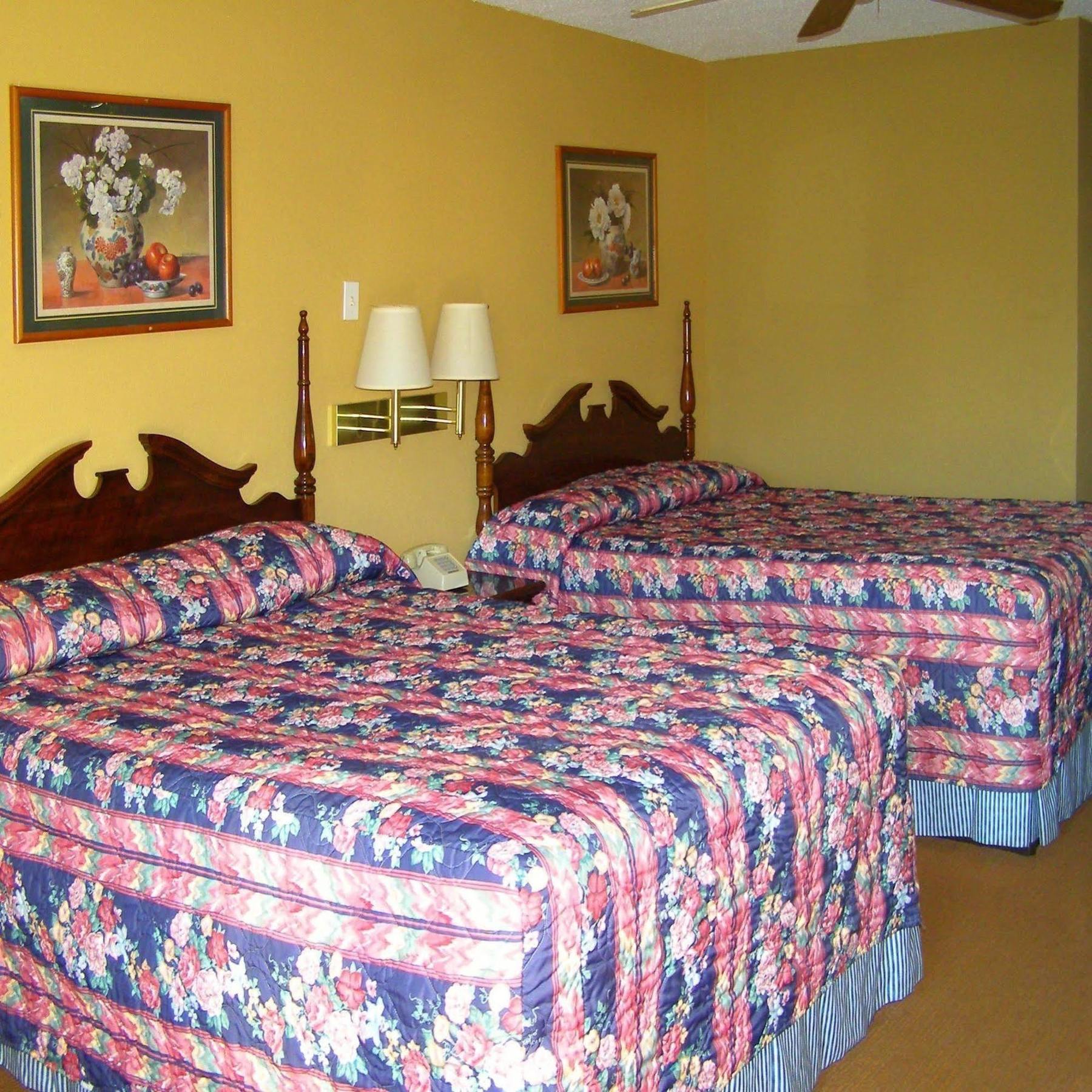 First Western Inn Caseyville Room photo